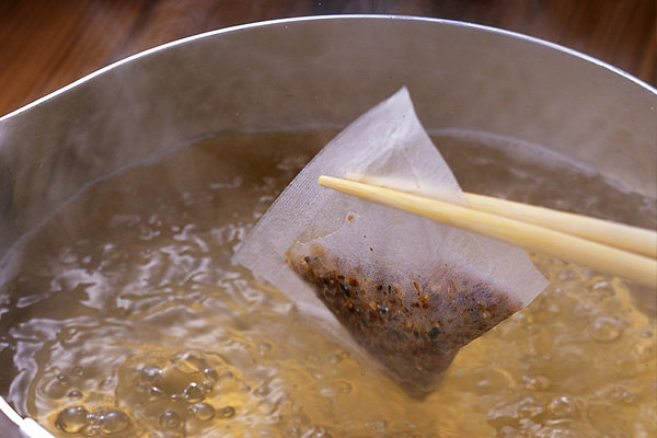 だし素材の入ったティーバッグを2～3分沸騰させるだけ